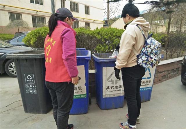 蘭州西固：志愿者變身“桶邊督導(dǎo)員”，指導(dǎo)居民正確垃圾分類