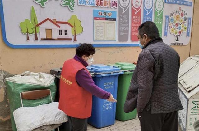 蘭州西固：志愿者變身“桶邊督導(dǎo)員”，指導(dǎo)居民正確垃圾分類