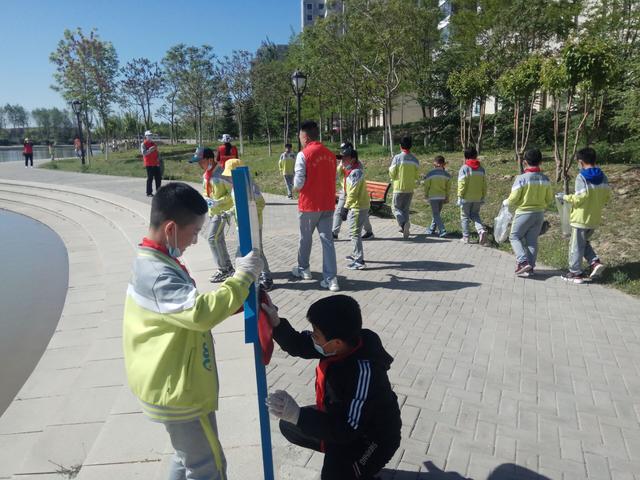 蘭州新區(qū)第三小學(xué)開展“小手拉大手·共創(chuàng)文明城”志愿服務(wù)活動(dòng)