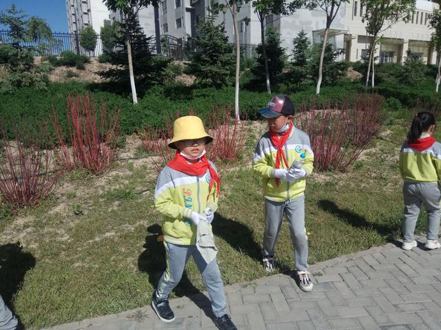 蘭州新區(qū)第三小學(xué)開展“小手拉大手·共創(chuàng)文明城”志愿服務(wù)活動(dòng)