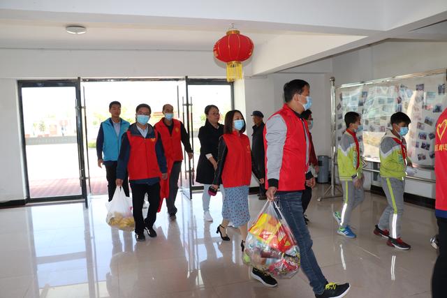 蘭州新區(qū)第三小學(xué)開展“小手拉大手·共創(chuàng)文明城”志愿服務(wù)活動(dòng)