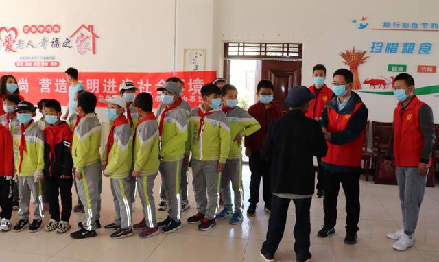 蘭州新區(qū)第三小學(xué)開展“小手拉大手·共創(chuàng)文明城”志愿服務(wù)活動(dòng)