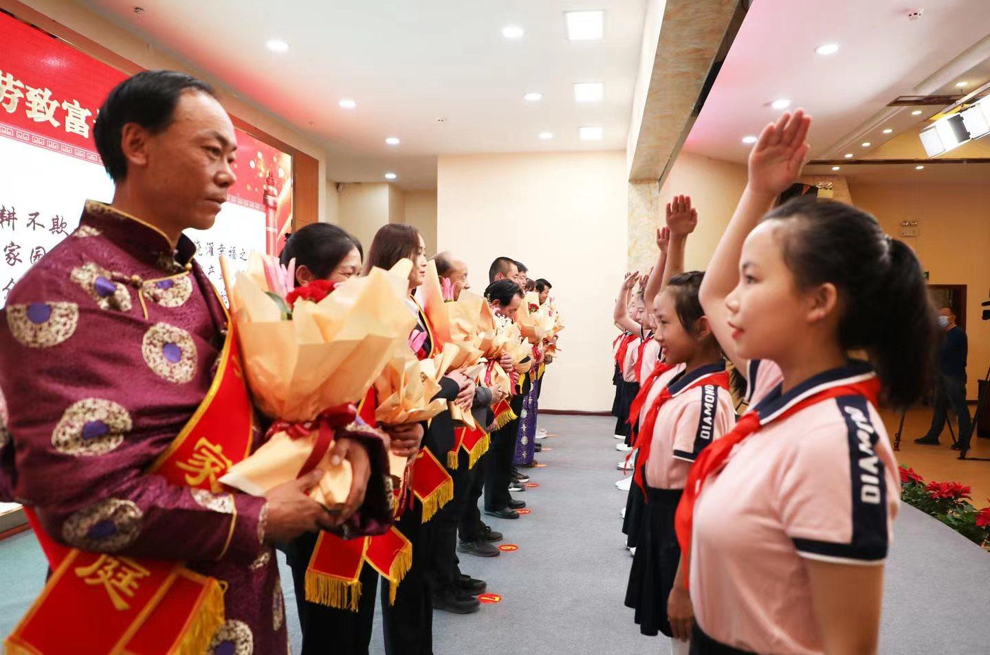 2022年天?？h“最美家庭”評選揭曉大會現(xiàn)場.jpg