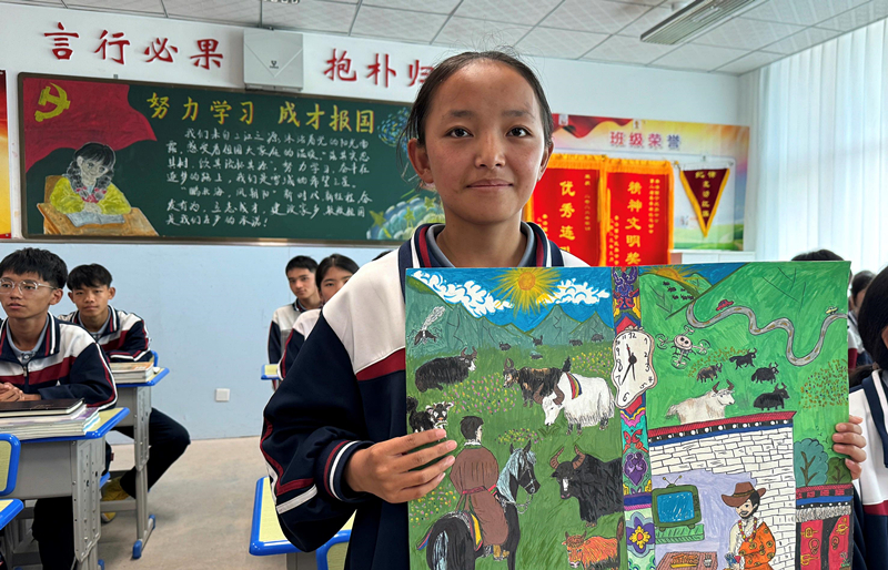 果洛西寧民族中學(xué)學(xué)生尼東拉毛在主題思政課上展示表現(xiàn)現(xiàn)代化家鄉(xiāng)的作品。
